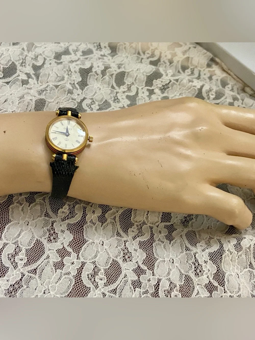 Gucci, Swiss Made, Quartz Gold Tone Ladies Watch with Burgundy Glass Backing
